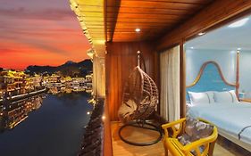 Fenghuang Ancient Town Lazy Cat Riverside Inn